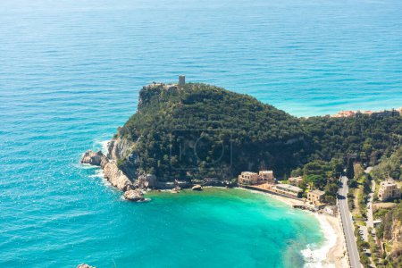 Foto de Hermosa vista aérea de la playa de la bahía de Saraceni desde Sentiero del Pellegrino, Liguria, Italia - Imagen libre de derechos