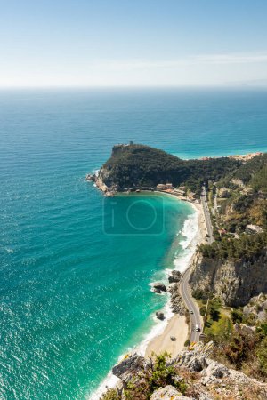 Foto de Hermosa vista aérea de la playa de la bahía de Saraceni desde Sentiero del Pellegrino, Liguria, Italia - Imagen libre de derechos