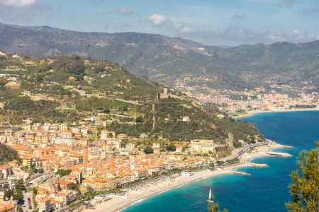 Foto de Vista aérea de la ciudad de Noli en el mar de Liguria, Italia - Imagen libre de derechos