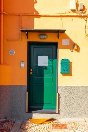 Foto de Puerta colorida en una calle de la ciudad de Boccadasse, Génova, Italia - Imagen libre de derechos
