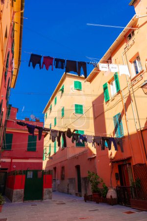 Foto de Calle colorida tradicional de la ciudad de Boccadasse en Génova, Liguria, Italia - Imagen libre de derechos