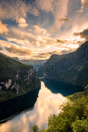 Téléchargez les photos : Sunset over the Geirangerfjord and the Seven Sisters Waterfall, Norway - en image libre de droit