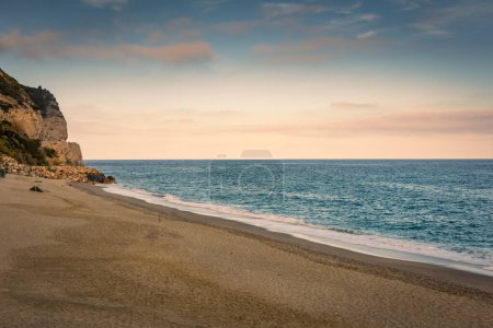 Foto de Puesta de sol sobre la playa de Baia dei Saraceni (Bahía de Saraceni), Mar de Liguria, Italia - Imagen libre de derechos