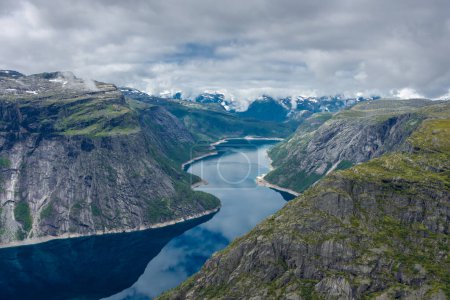 Foto de El increíble paisaje del lago Ringedalsvatnet desde el lugar escénico Trolltunga, Noruega - Imagen libre de derechos