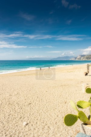 Foto de Hermosa playa virgen de Varigotti, Mar de Liguria, Italia - Imagen libre de derechos