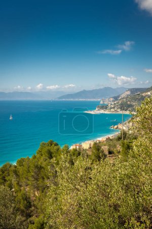 Foto de La costa de Varigotti y el mar de Liguria desde el Sentiero del Pellegrino, Italia - Imagen libre de derechos