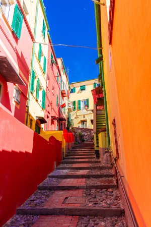 Foto de Génova, Italia, 1 de abril de 2023: calles coloridas de la ciudad tradicional de Boccadasse - Imagen libre de derechos