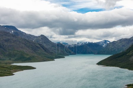 Foto de Hermosa vista del lago glaciar Gjende en el Parque Nacional Jotunheimen, Noruega - Imagen libre de derechos