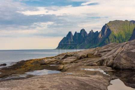 Téléchargez les photos : The Tungeneset (Devil's Teeth), mountains over the ocean in Senja Island, Norway - en image libre de droit