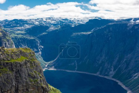 Foto de Increíble acantilado sobre el lago Ringedalsvatnet en el área montañosa Trolltunga, Noruega - Imagen libre de derechos