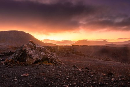 Foto de Espectacular puesta de sol sobre el Fagradalsfjall, volcán activo en Islandia - Imagen libre de derechos