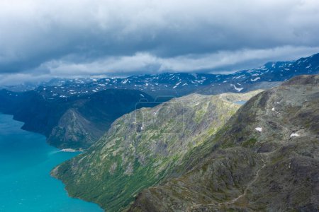 Foto de Increíble vista de la cresta de Besseggen, famoso lugar de senderismo en el Parque Nacional Jotunheimen, admirando dos lagos glaciares con diferentes colores - Imagen libre de derechos