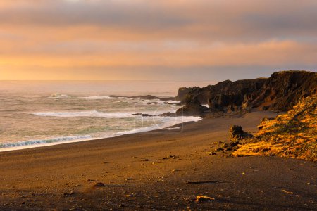 Téléchargez les photos : Coucher de soleil sur les formations volcaniques de lave de la plage de Djupalonssandur, Islande - en image libre de droit