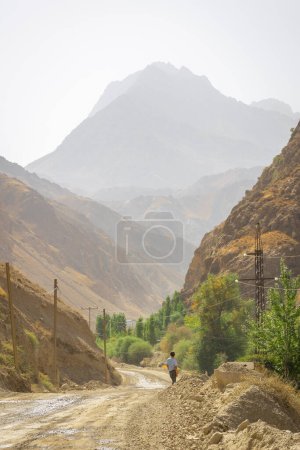 Foto de Camino sucio en las montañas Fann, Tayikistán - Imagen libre de derechos