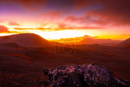 Spektakulärer Sonnenuntergang über dem Fagradalsfjall, einem aktiven Vulkan in Island