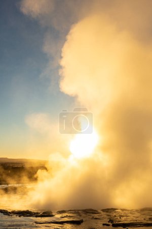 Foto de Stokkur geyser espectacular erupción frente al sol, Islandia - Imagen libre de derechos