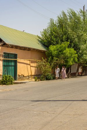 Foto de Penjikent, Tayikistán, 20 de agosto de 2023: Niñas yendo a la escuela - Imagen libre de derechos