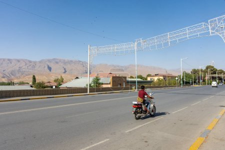 Foto de Penjikent, Tayikistán, 20 de agosto de 2023: carretera principal de Panjakent con las montañas Zerafshan al fondo - Imagen libre de derechos