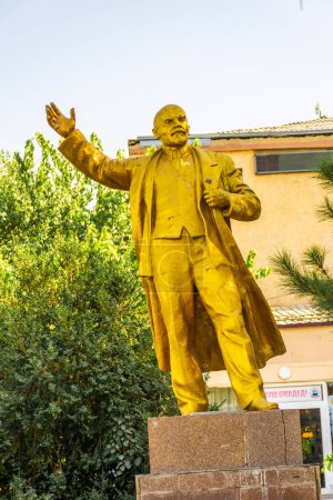 Foto de Penjikent, Tayikistán, 20 de agosto de 2023: Estatua de Lenin en las calles de Panjakent - Imagen libre de derechos