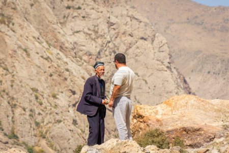 Foto de Haft Kul, Tayikistán, 21 de agosto de 2023: Imán local caminando por las montañas del Fan, Tayikistán - Imagen libre de derechos