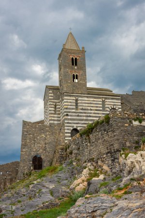 Téléchargez les photos : Eglise de Portovenere sur la roche avec ciel nuageux, Ligurie, Italie - en image libre de droit