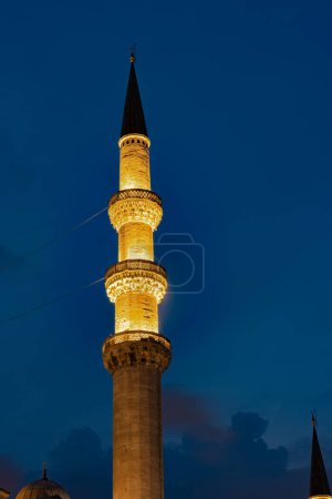 El hermoso minarete de la mezquita Suleymaniye se ilumina por la noche, Estambul, Turquía