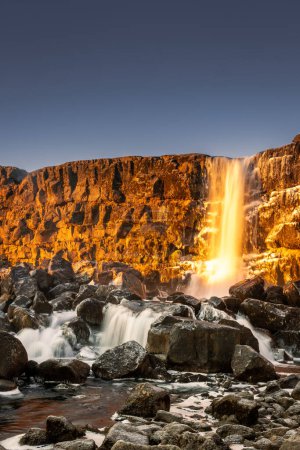 Paisaje de la cascada de Oxararfoss en el Parque Nacional Thingvellir, Islandia. La cascada de Oxarfoss es la famosa cascada que atrae a los turistas a visitar Thingvellir ubicado en la ruta del Círculo de Oro de Islandia
