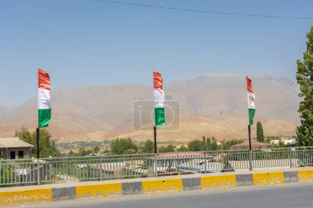 Hauptstraße von Panjakent mit dem Serafshan-Gebirge im Hintergrund, Tadschikistan