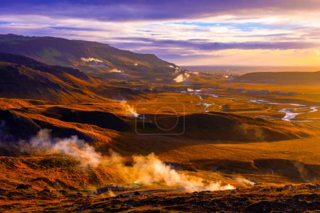 Vulkanlandschaft von Reykjadalur, dampfendes Tal mit natürlichen heißen Quellen, Island