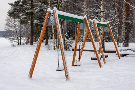 Las nevadas oscilaciones en la orilla de un lago congelado en Finlandia