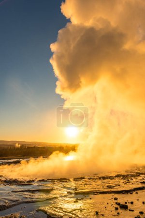 Spektakulärer Ausbruch des Geysirs Stokkur vor der Sonne, Island