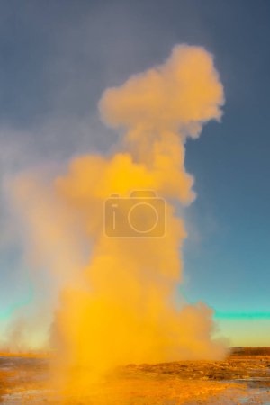 Spektakulärer Ausbruch des Geysirs Stokkur vor der Sonne, Island