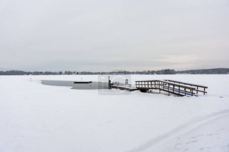 Bosque nevado cerca del lago congelado Rusutjarvi, Finlandia