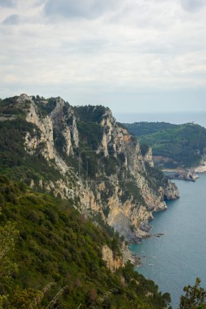 Téléchargez les photos : Hiking trail by the Ligurian sea with cloudy sky to Portovenere, Italy - en image libre de droit