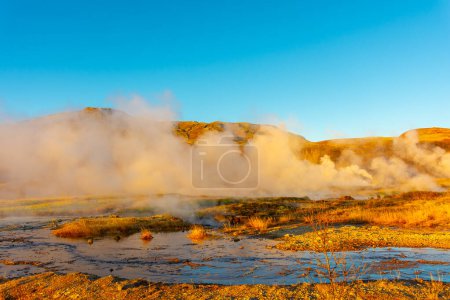 heiße Quelle in der Nähe des Stokkur-Geysirs - Island