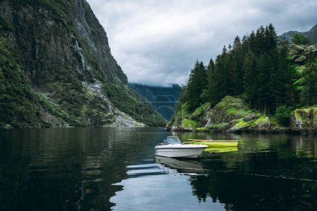 Téléchargez les photos : Paysage de Moody avec des bateaux dans le Naeroyfjord de Gudvangen, Norvège - en image libre de droit