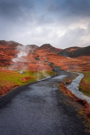 Paisaje volcánico de Reykjadalur, valle humeante con aguas termales naturales, Islandia