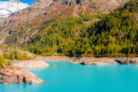 Téléchargez les photos : Paysage automnal du lac Place Moulin, lac glaciaire artificiel aux eaux turquoise dans les Alpes italiennes, à la frontière avec la Suisse - en image libre de droit