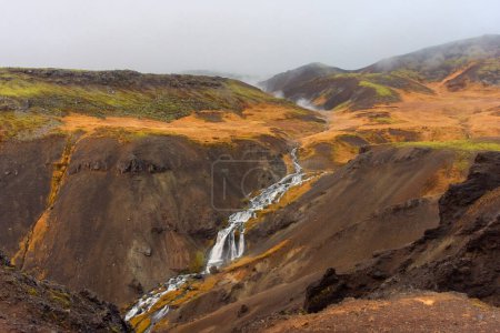 Vulkanlandschaft von Reykjadalur, dampfendes Tal mit natürlichen heißen Quellen, Island