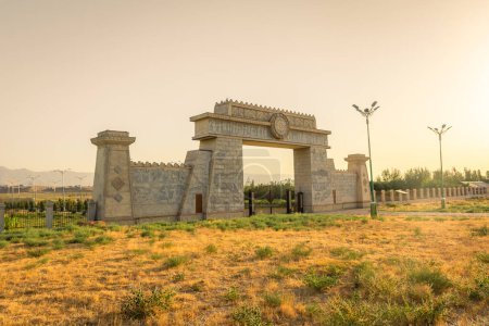 Tor des Sarazm bei Sonnenuntergang, archäologische UNESCO-Stätte in Tadschikistan