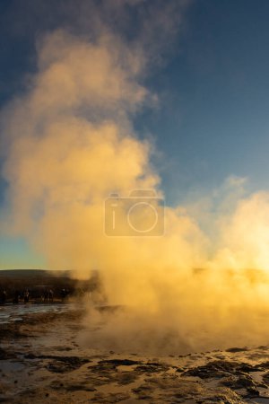 Stokkur geyser espectacular erupción frente al sol, Islandia