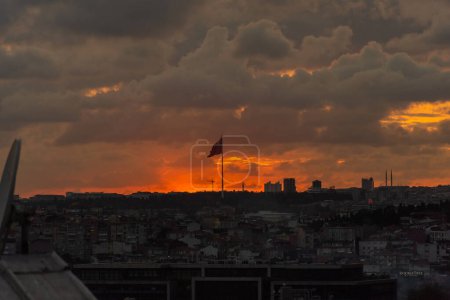 Incroyable horizon d'Istanbul au coucher du soleil avec la mosquée Suleymaniye, Turquie