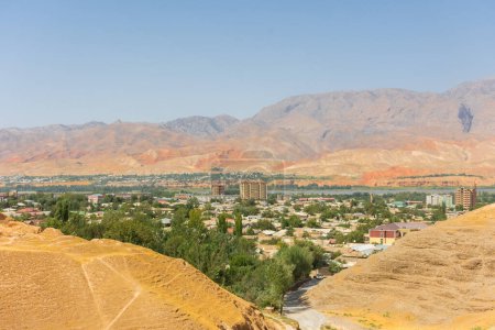 Stadtbild von Panjakent mit den Serafshan-Bergen im Hintergrund, Stadt in Tadschikistan