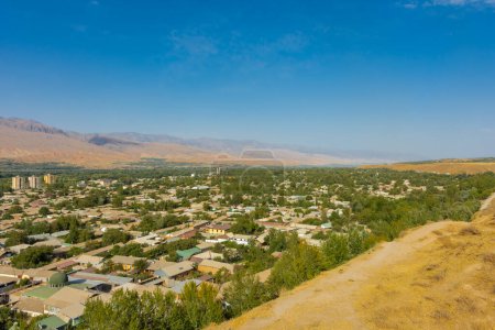 Stadtbild von Panjakent mit den Serafshan-Bergen im Hintergrund, Stadt in Tadschikistan