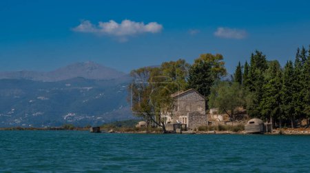Téléchargez les photos : Maison oubliée sur le lac Butrint en Albanie. Voyage arrière-plan. Photo de haute qualité - en image libre de droit