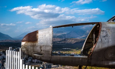 Foto de GJIROKASTER, ALBANIA - SEPTIEMBRE 2022: Lockheed T-33 jet fighter exhibido en el castillo de Gjirokaster en Albania. - Imagen libre de derechos