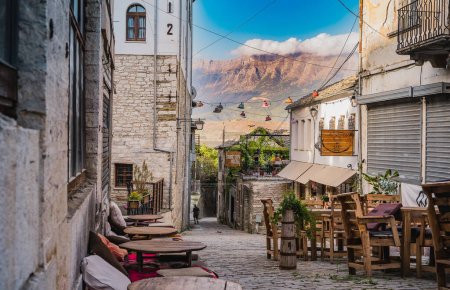 Calles del casco antiguo de Gjirokaster, Albania. Hermosa vista con casas antiguas y montañas en el fondo. concepto de viaje. Foto de alta calidad
