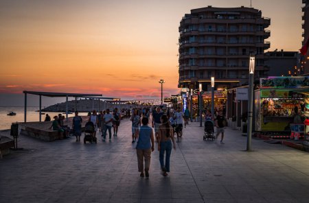 Foto de Durres, ALBANIA 3 de septiembre de 2022: paseo marítimo en Durres, ciudad portuaria de Albania con caminantes y turistas. Foto de alta calidad - Imagen libre de derechos