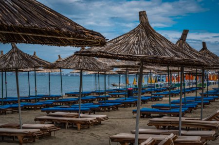 Foto de Día soleado en la playa de Durres. Cielo azul y agua del mar Adriático. Foto de alta calidad - Imagen libre de derechos