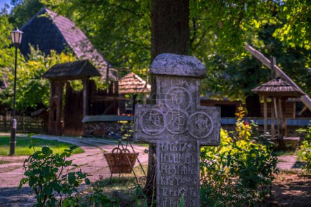 Foto de Cruz de piedra en el museo de la aldea en el Museo de la Aldea Nacional Dimitrie Gusti en Herastrau Park, Bucarest, Rumania. Foto de alta calidad - Imagen libre de derechos